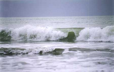 Son las olas del mar que vienen y van sin cesar. ¿Quién llama a mi puerta?